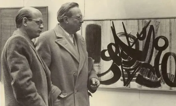 Ottomar Domnick und Willi Baumeister vor einem Werk von Hans Hartung