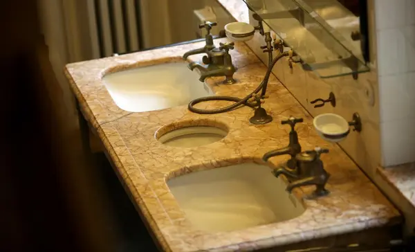 Foto: Staatliche Schlösser und Gärten Baden-Württemberg, Thomas Kiehl Schloss Bebenhausen, Badezimmer der Königin Charlotte, Waschbecken