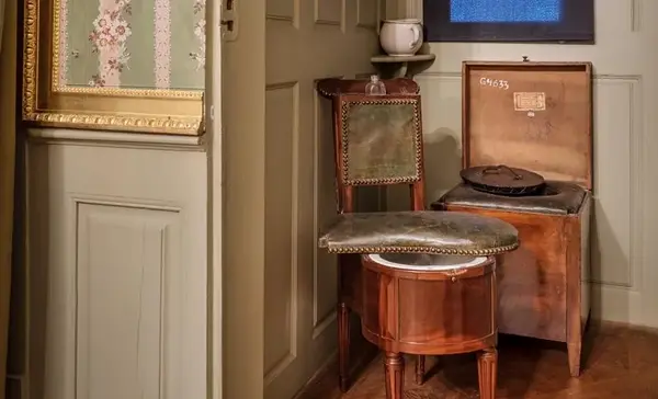 Foto: Staatliche Schlösser und Gärten Baden-Württemberg, Günther Bayerl Schloss und Schlossgarten Schwetzingen, Retirade der Kurfürstin, Leibstuhl