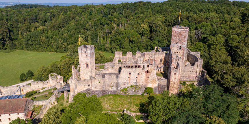 Luftbild der von Wald umgebenen oberen Burgruine Rötteln mit Türmen und Mauern