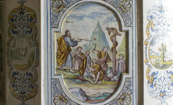 Foto: Staatliche Schlösser und Gärten Baden-Württemberg, Ortsverwaltung Salem Kloster und Schloss Salem, Detail des Kachelofens im Speisesaal, Verehrung der ehernen Schlange