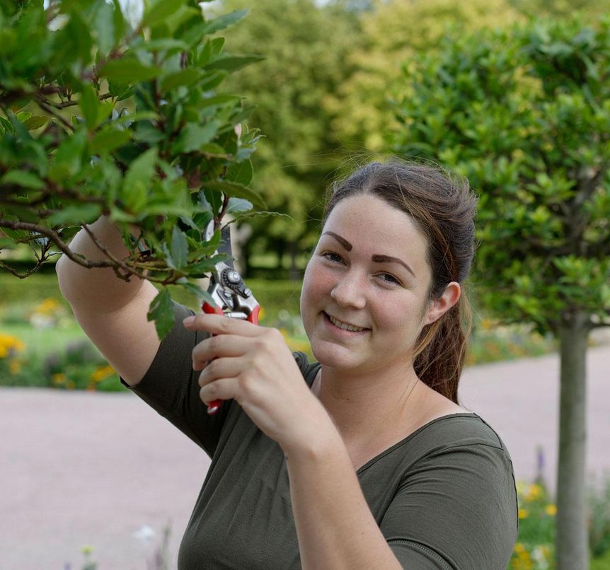 Foto: Staatliche Schlösser und Gärten Baden-Württemberg, Niels Schubert Schlossgärtnerin Sandra Martin im Garten von Schloss Weikersheim