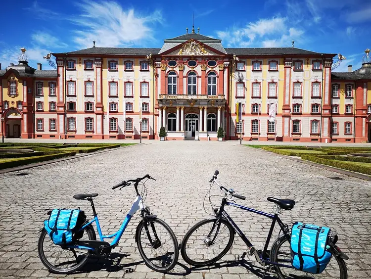 Foto: Donaureisen, Jochen und Silke Rönnert Schloss Bruchsal, Fahrräder im Bruchsaler Ehrenhof